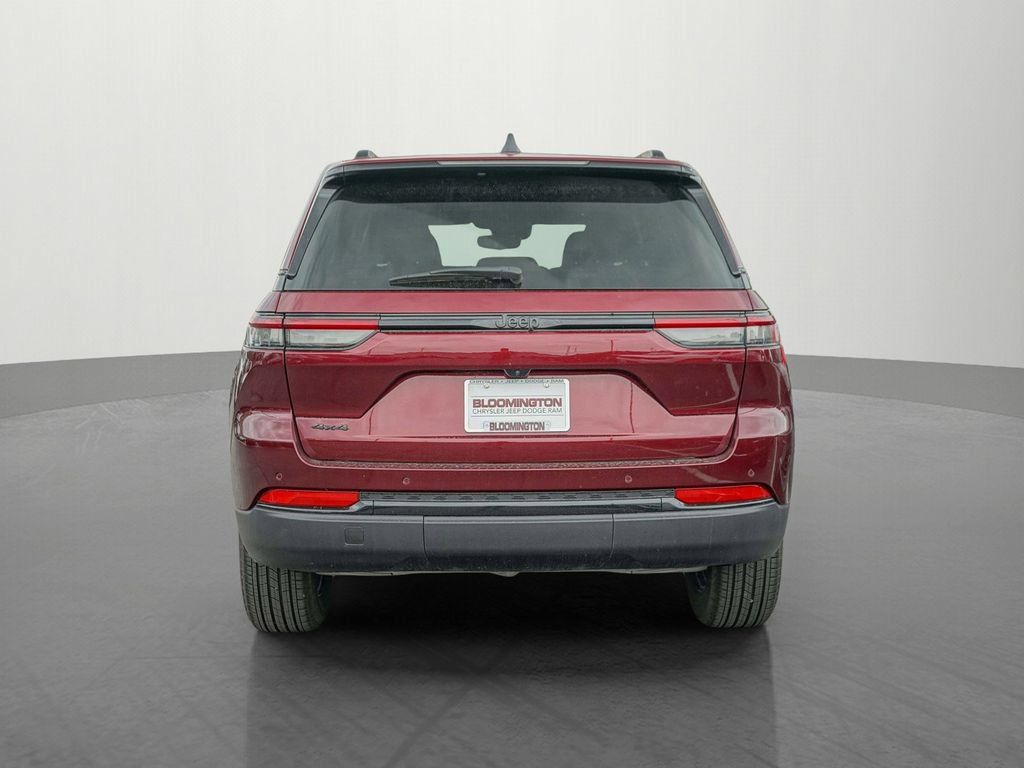 Used 2024 Jeep Grand Cherokee Altitude AWD/4WD image 5