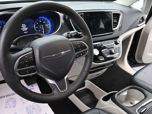 Used 2024 Chrysler Pacifica Touring-L FWD image 16