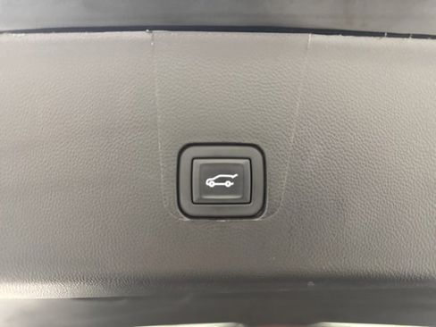 Used 2023 Chevrolet Traverse LT image 29