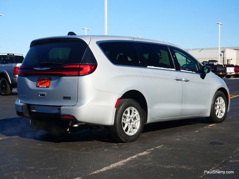 Used 2024 Chrysler Pacifica Touring-L image 21