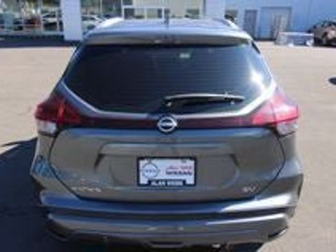 Used 2022 Nissan Kicks SV image 4