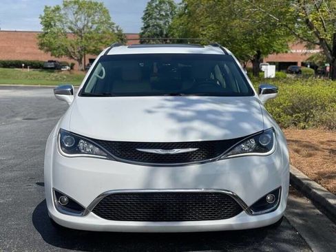 Used 2017 Chrysler Pacifica Limited image 4