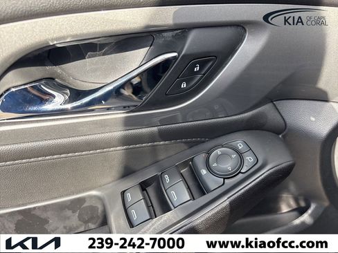 Used 2023 Chevrolet Traverse LT image 17