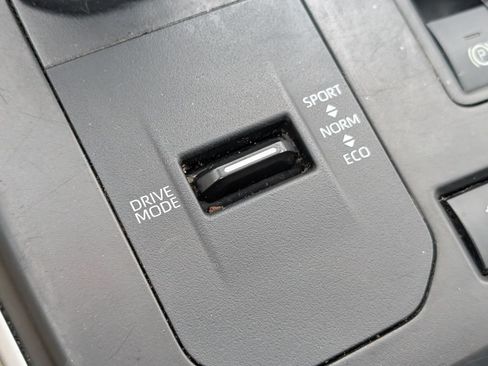 Used 2022 Toyota Highlander XLE FWD image 24