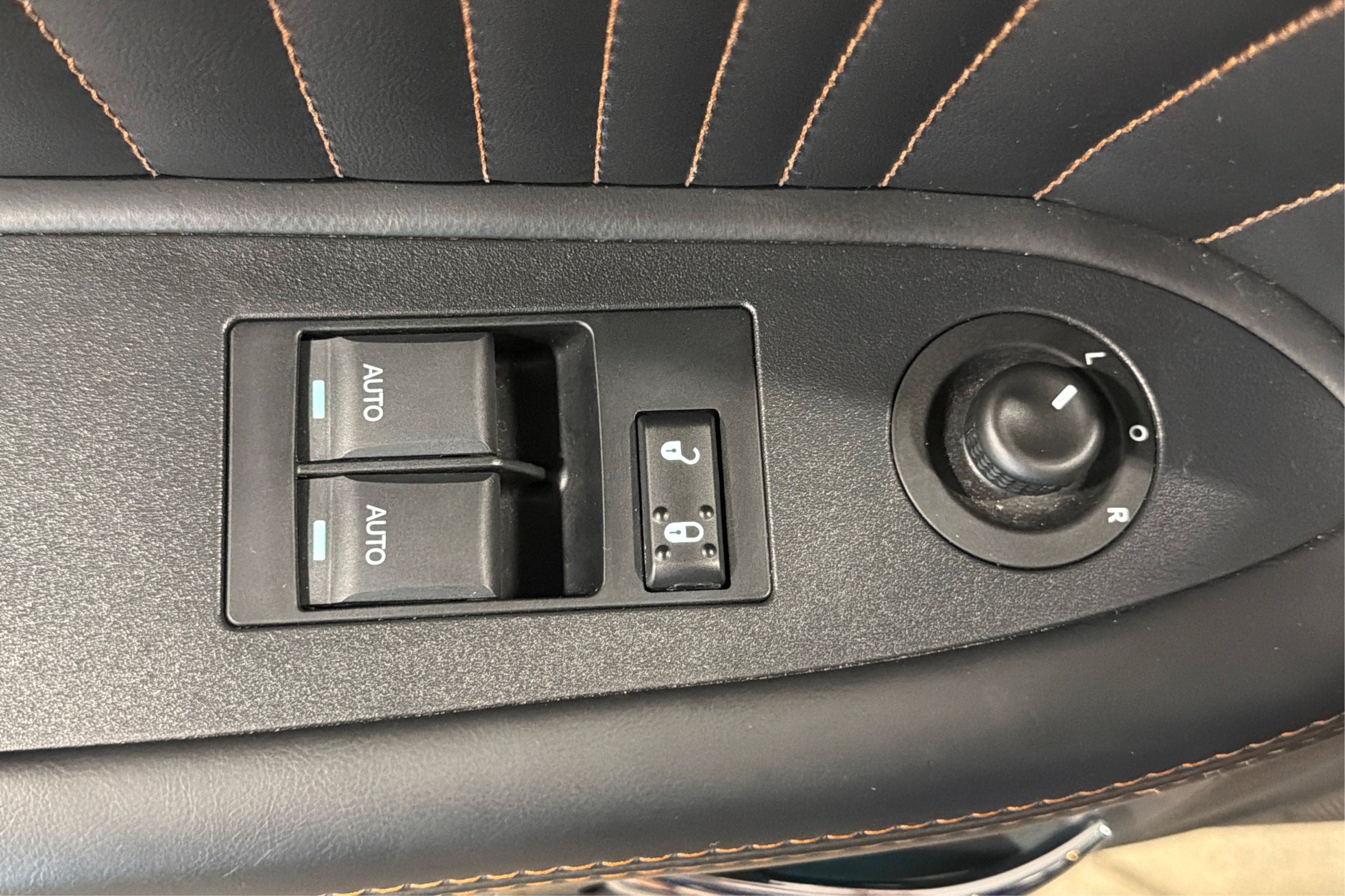 Used 2014 Dodge Challenger R/T RWD image 17