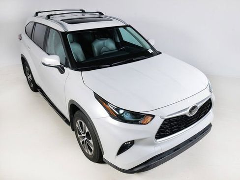 Used 2023 Toyota Highlander XLE image 4