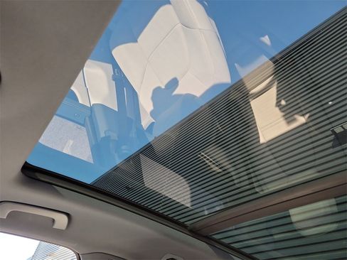 Certified 2022 Porsche Cayenne Platinum Edition image 40