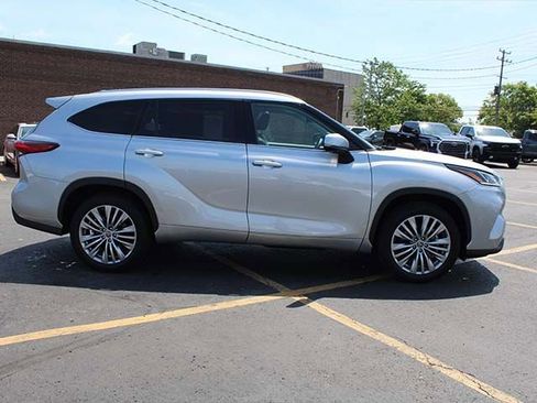 Used 2023 Toyota Highlander Platinum FWD image 5