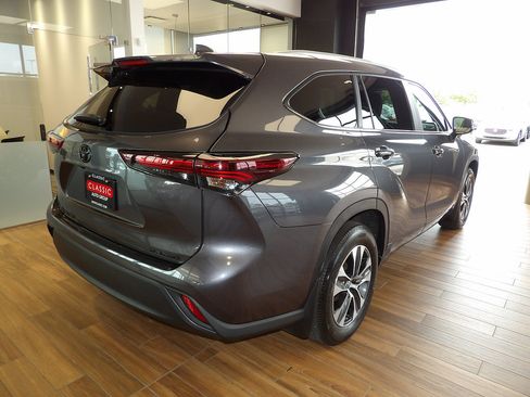 Used 2024 Toyota Highlander XLE AWD/4WD image 6