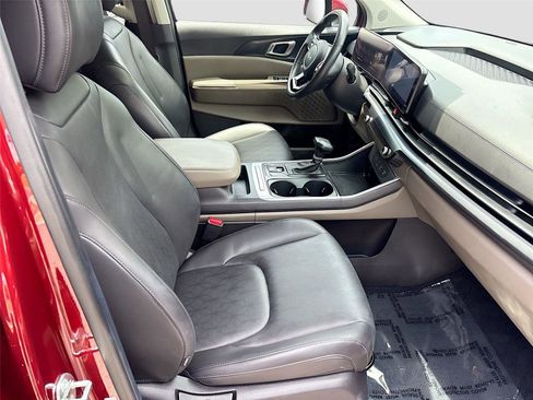 Used 2025 Kia Carnival FWD image 30