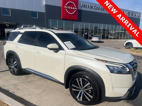 Certified 2024 Nissan Pathfinder Platinum image 3