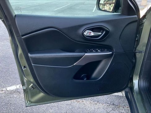 Used 2019 Jeep Cherokee Latitude w/ Popular Appearance Group image 21