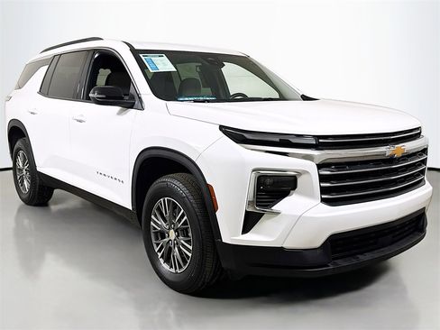 Certified 2025 Chevrolet Traverse LT image 3