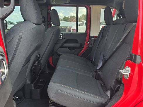 Used 2025 Jeep Wrangler Unlimited Sahara AWD/4WD image 25