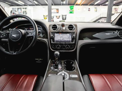 Used 2019 Bentley Bentayga image 45