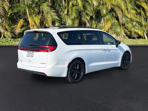 Used 2025 Chrysler Pacifica Limited FWD image 5