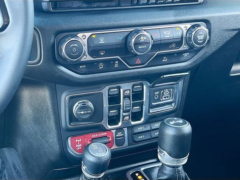 Used 2025 Jeep Wrangler Willys image 15