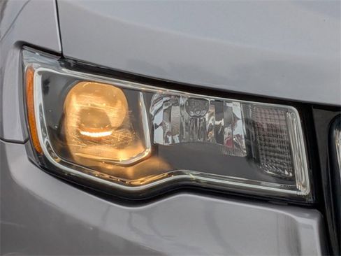 Used 2019 Jeep Grand Cherokee Laredo image 8