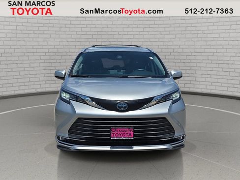 Used 2021 Toyota Sienna XLE FWD image 2