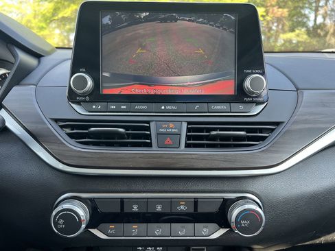 Used 2024 Nissan Altima 2.5 SV image 4