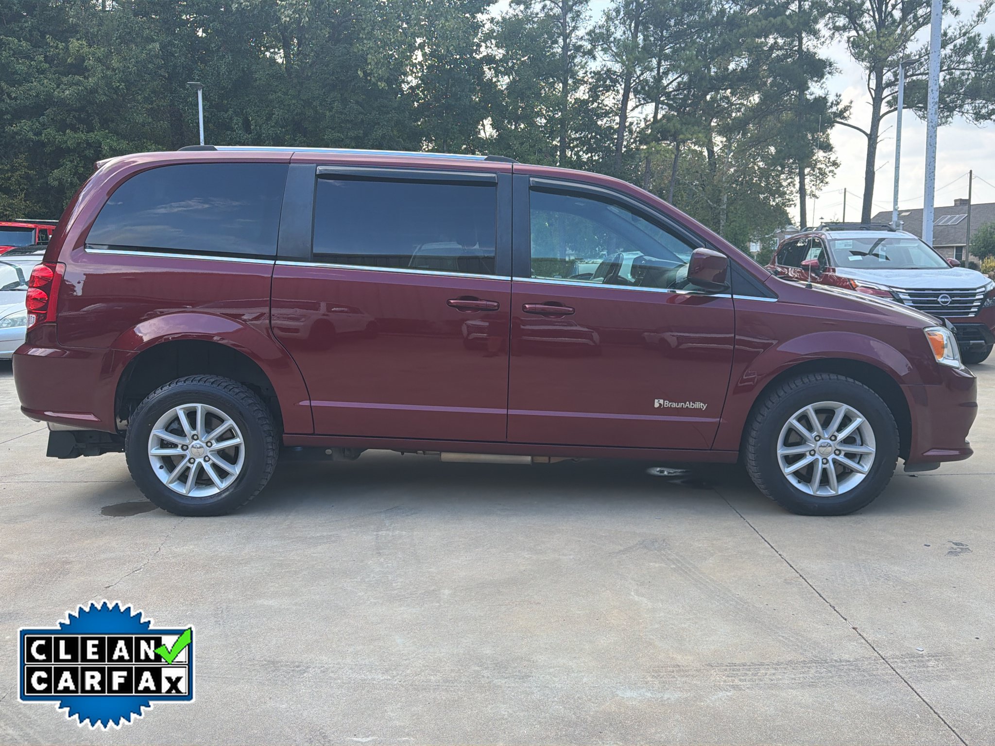 Used 2019 Dodge Grand Caravan SXT FWD image 2