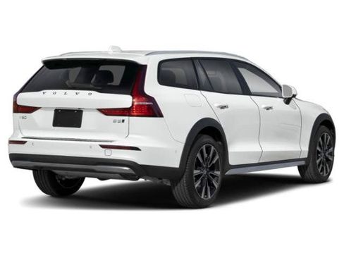 Used 2025 Volvo V60 B5 Cross Country Plus AWD/4WD image 2