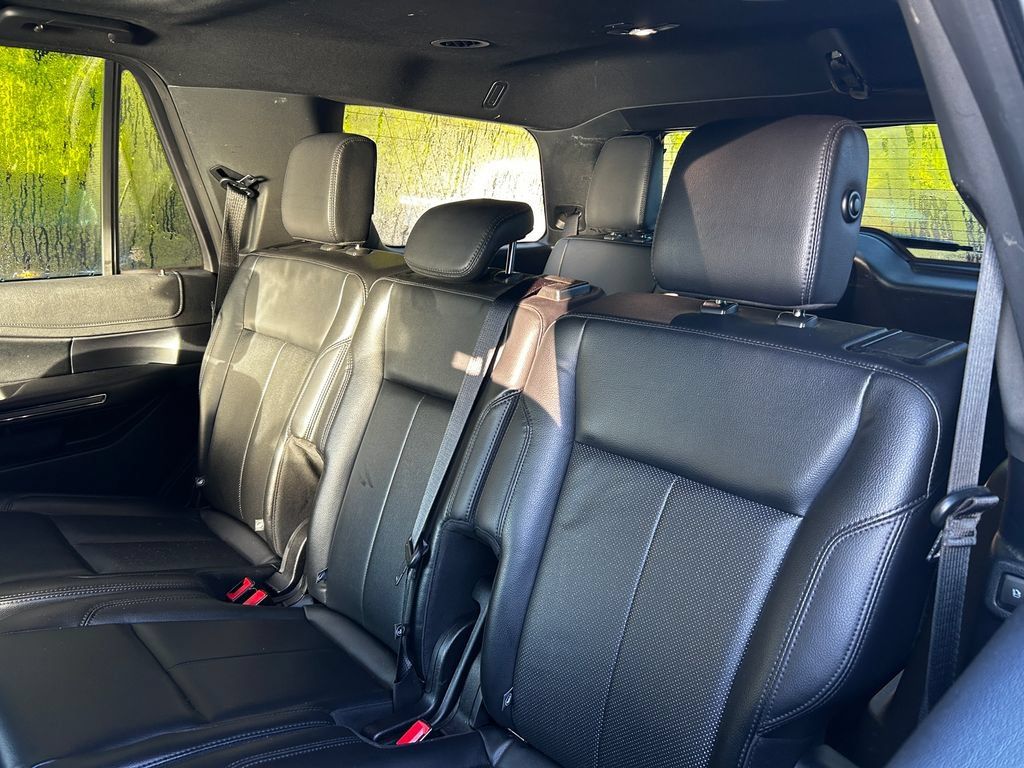 Used 2019 Ford Expedition XLT w/ Equipment Group 202A AWD/4WD image 28