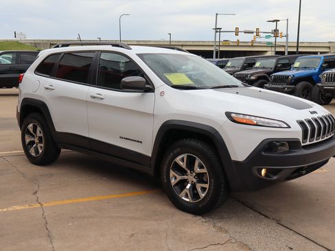 Used 2015 Jeep Cherokee Trailhawk w/ Comfort/Convenience Group AWD/4WD image 4