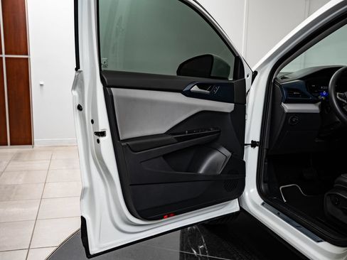 Used 2023 Volkswagen Taos SE w/ Panoramic Sunroof Package FWD image 27