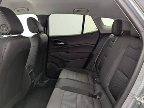 Used 2025 Chevrolet Trax LT FWD image 17
