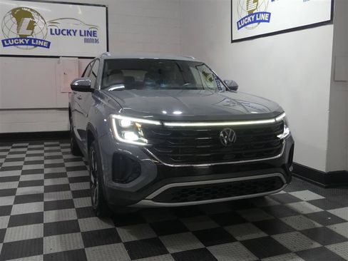 Used 2024 Volkswagen Atlas Cross Sport SE FWD image 5