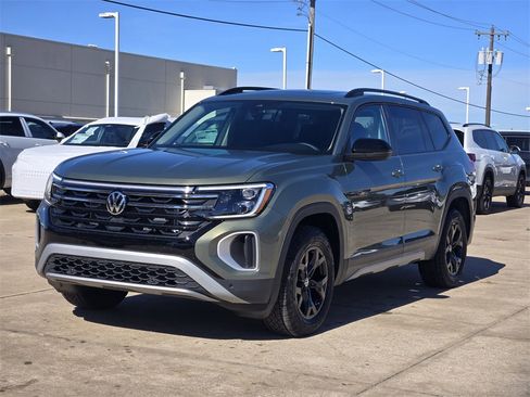 New 2026 Volkswagen Atlas Peak Edition image 2