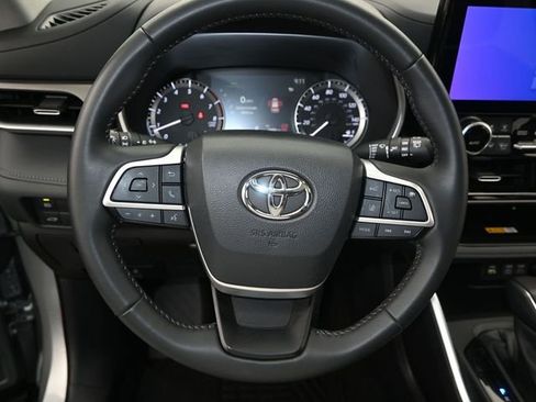 Used 2025 Toyota Highlander XLE image 5