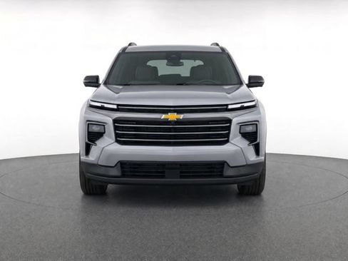 Used 2025 Chevrolet Traverse LT FWD image 2