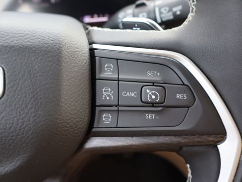 Used 2023 Jeep Grand Cherokee L Limited image 20