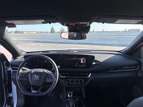 Used 2025 Buick Envista Sport Touring image 32