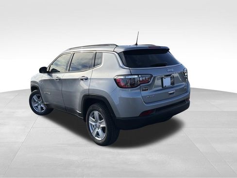 Used 2022 Jeep Compass Latitude w/ Sun and Sound Group AWD/4WD image 5