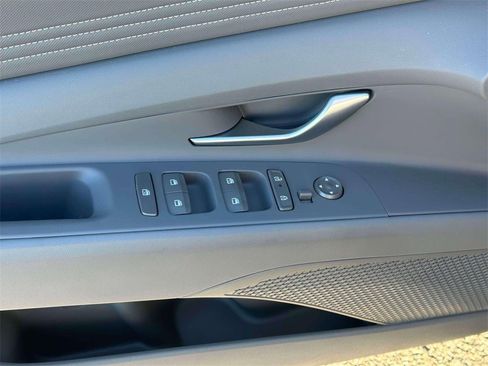 Used 2025 Hyundai Elantra SEL image 16