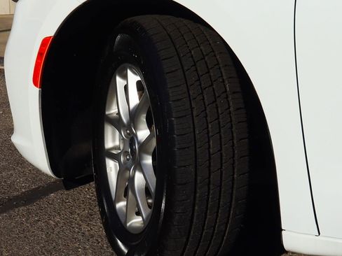 Used 2023 Chrysler Pacifica Touring-L image 6