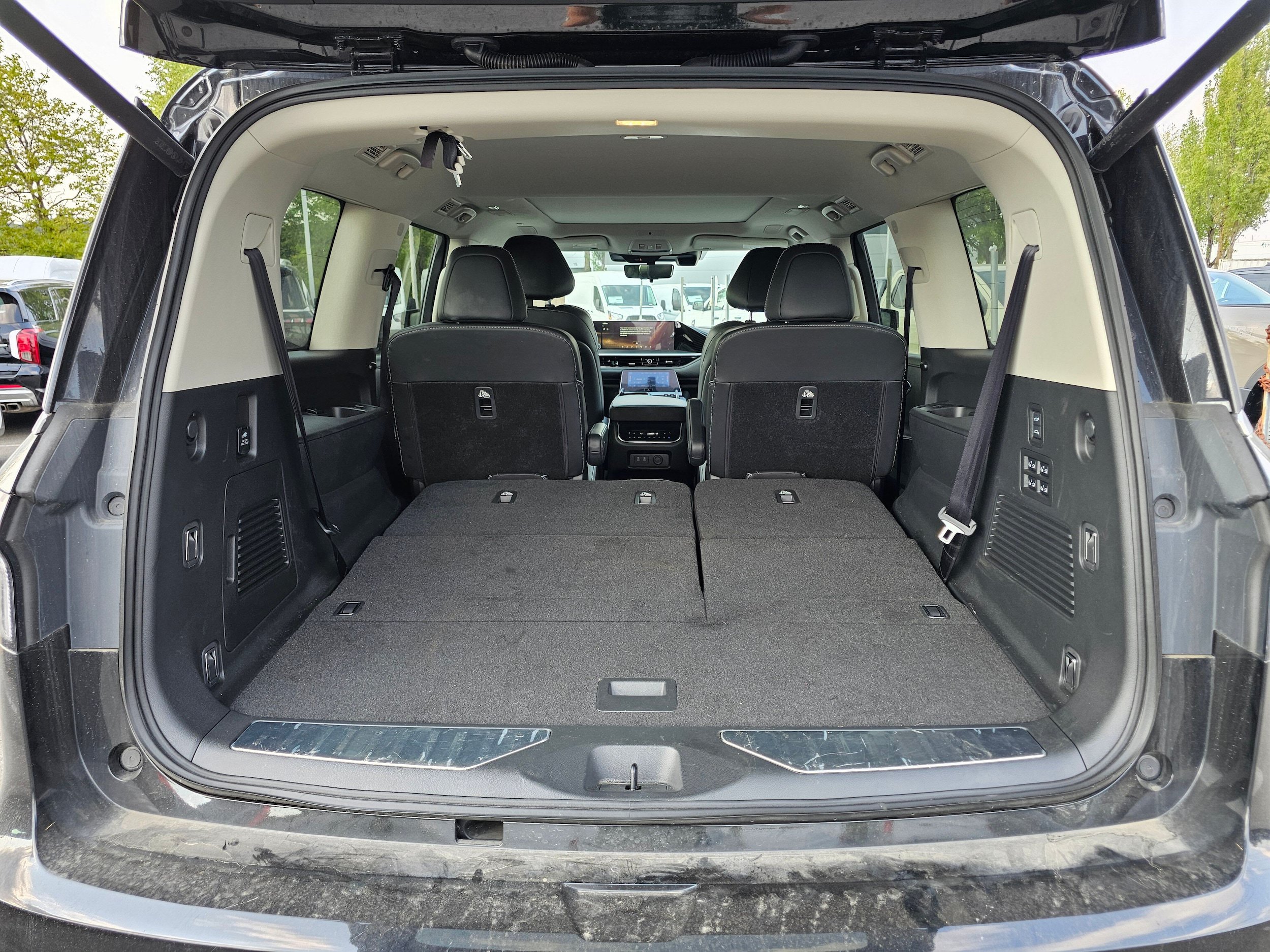 Used 2025 INFINITI QX80 Sensory AWD/4WD image 11