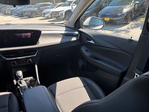 Used 2025 Buick Encore GX Preferred AWD/4WD image 30