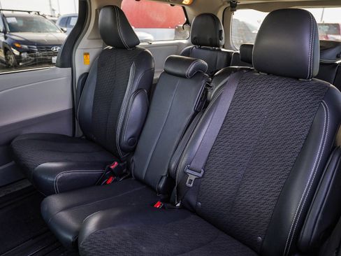 Used 2014 Toyota Sienna SE image 20