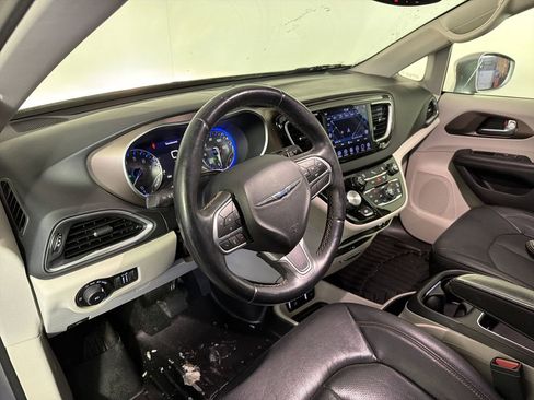 Used 2018 Chrysler Pacifica Touring-L Plus image 20