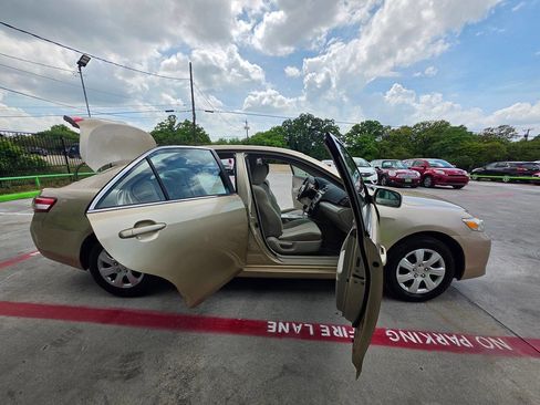 Used 2010 Toyota Camry LE image 31