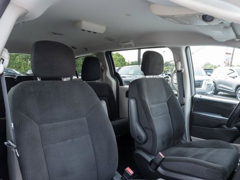 Used 2018 Dodge Grand Caravan SE w/ UConnect Hands-Free Group FWD image 32
