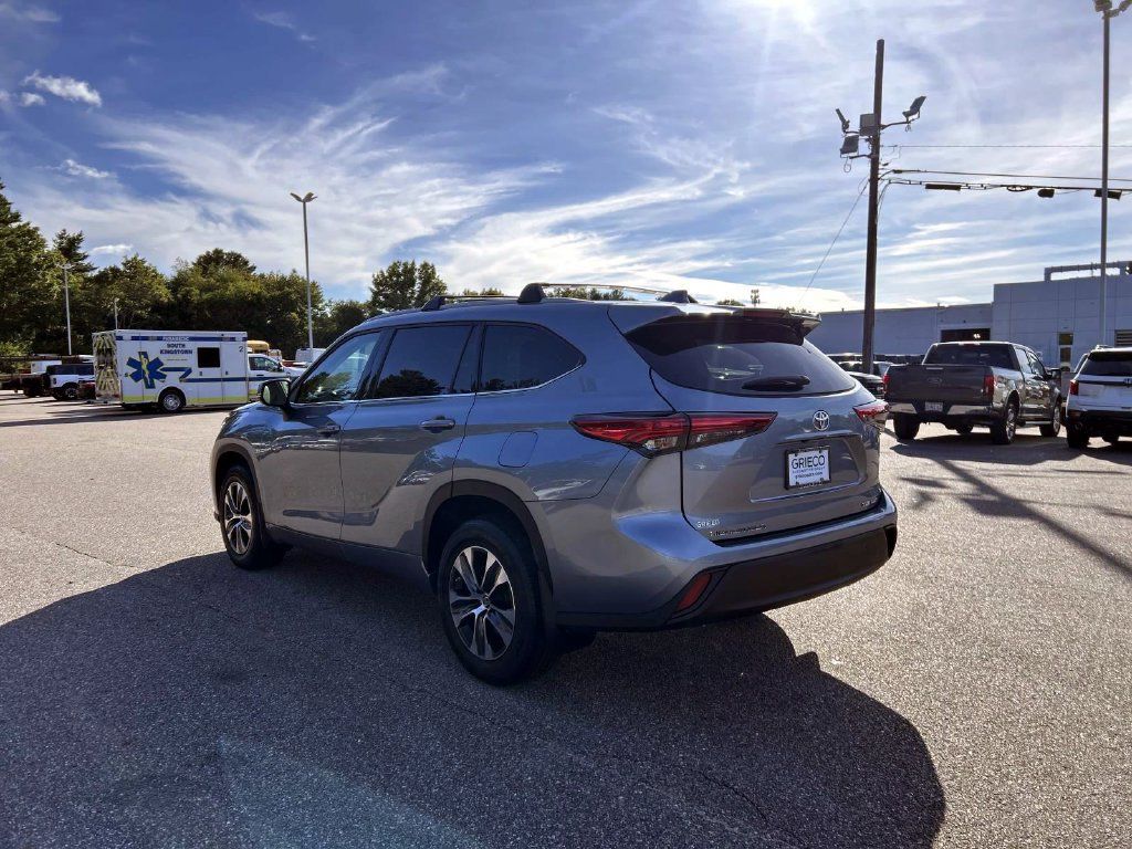 Used 2022 Toyota Highlander XLE AWD/4WD image 5