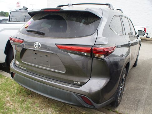 Used 2023 Toyota Highlander XLE image 5