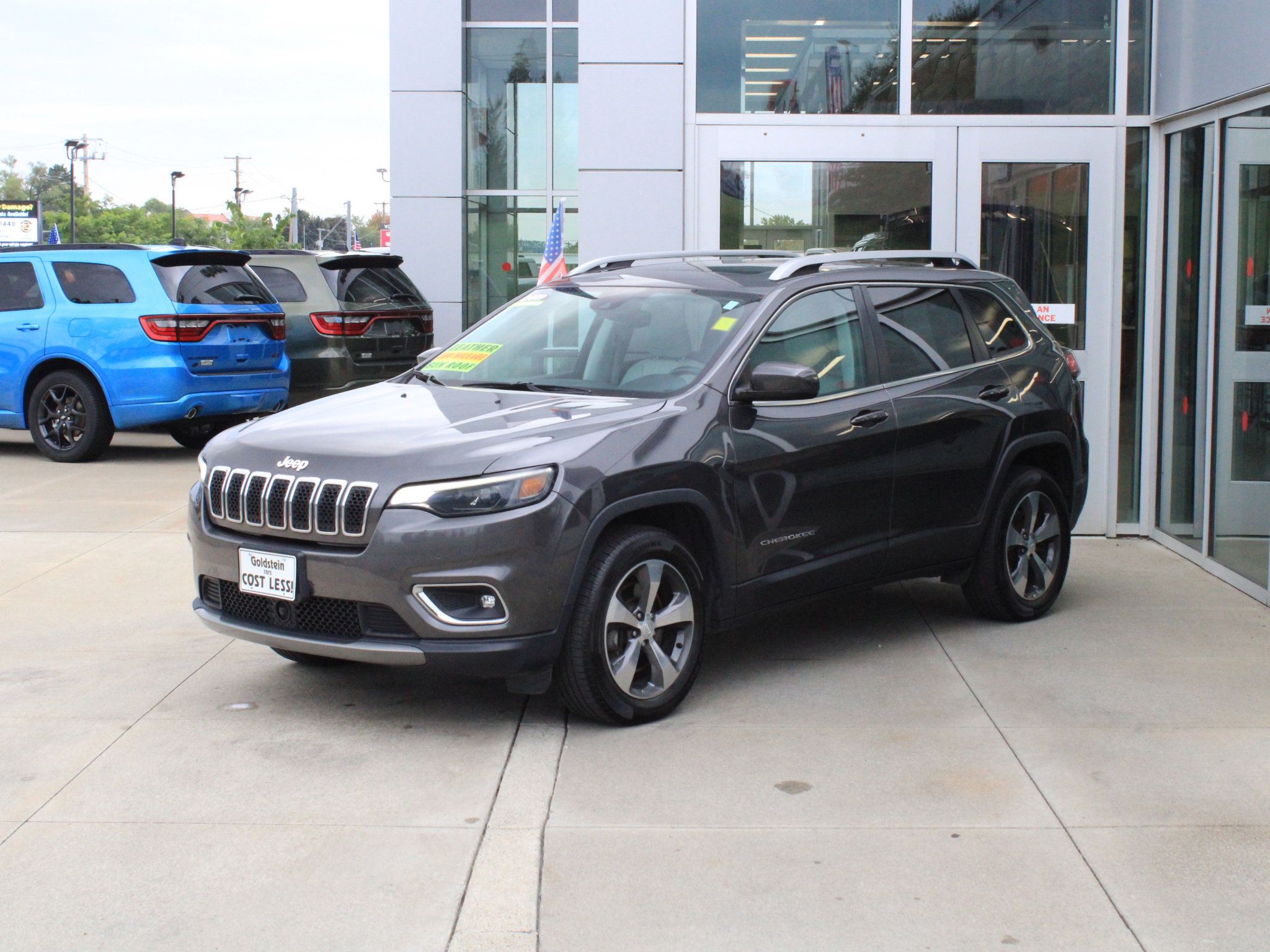 Used 2019 Jeep Cherokee Limited w/ Technology Group AWD/4WD image 3