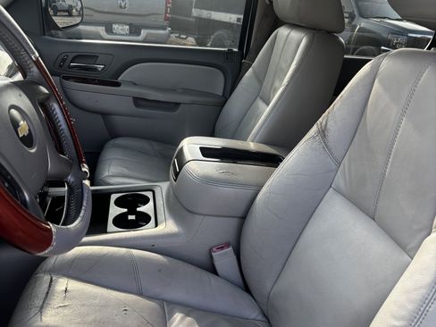 Used 2014 Chevrolet Suburban LT image 12