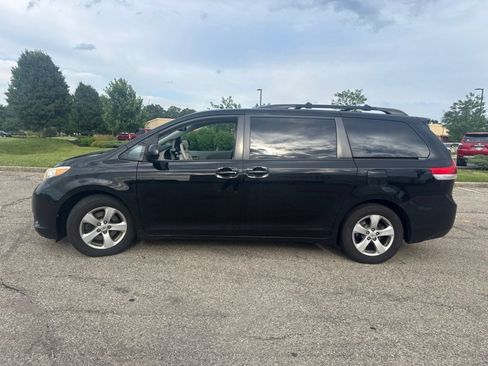 Used 2012 Toyota Sienna LE w/ Towing Pkg FWD image 2